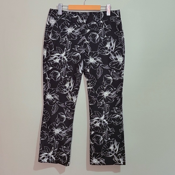 $10⚡️White House Black Market - Black & White Floral Flare Crop Cotton Pants - Picture 1 of 12